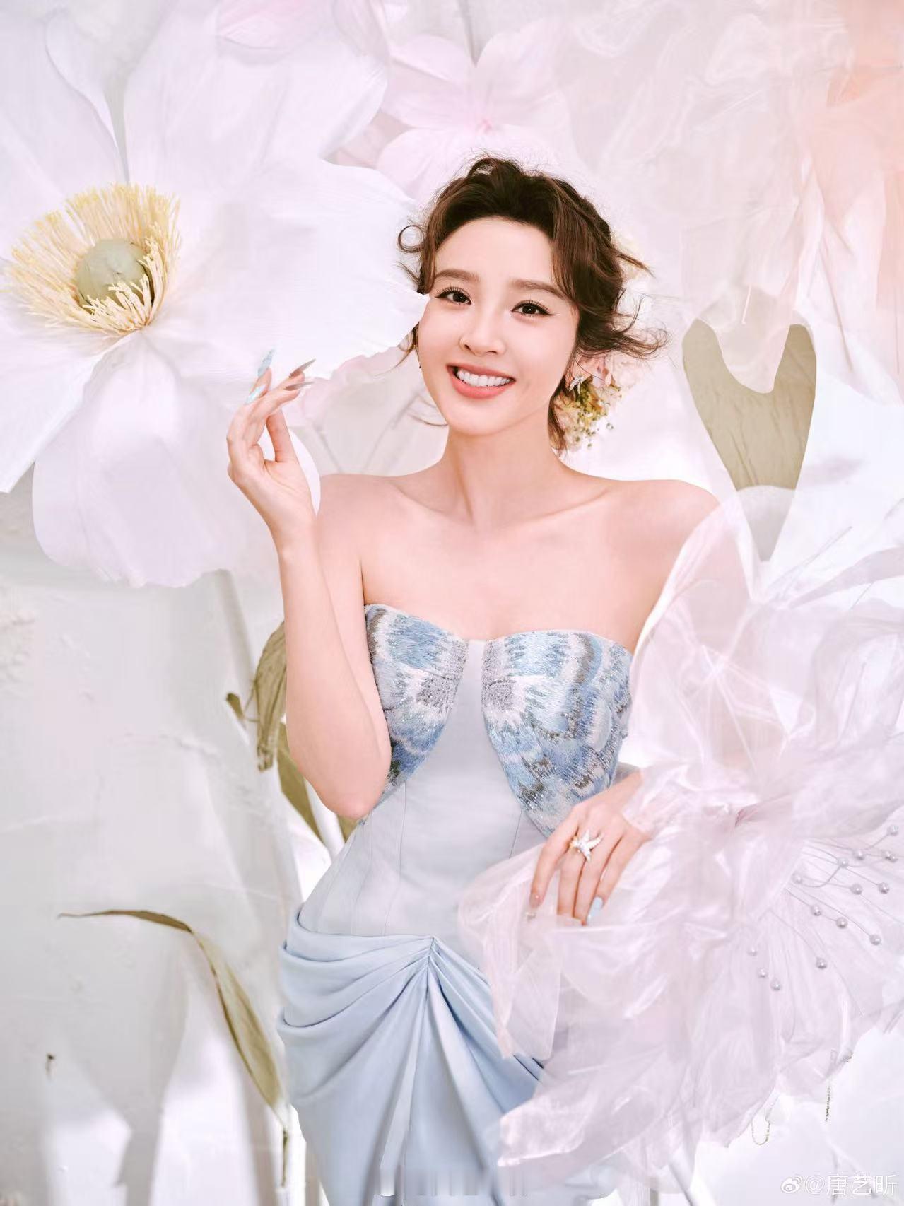 浅蓝色抹胸礼服明媚动人——唐艺昕。每日明星美图分享