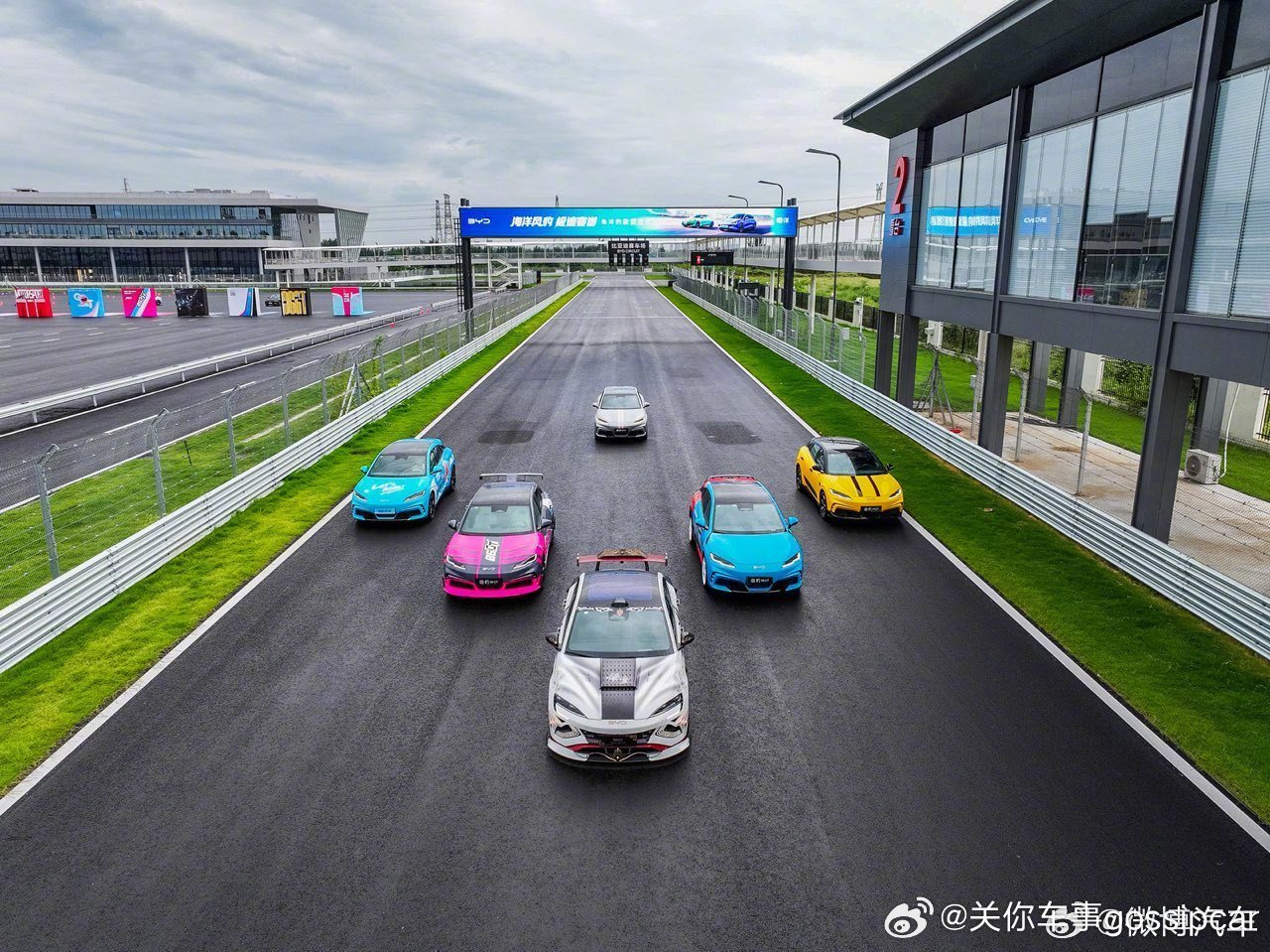 现在比亚迪都在赛道展现自身实力了，最近海豹06GT赛道开燥实力炸场。我说说这看
