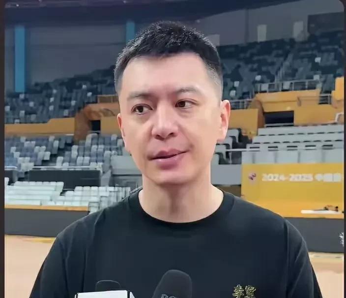 杨鸣赛前接受采访，面对与浙江广厦的第二场比赛，辽宁队会如何调整。今晚主要还是看