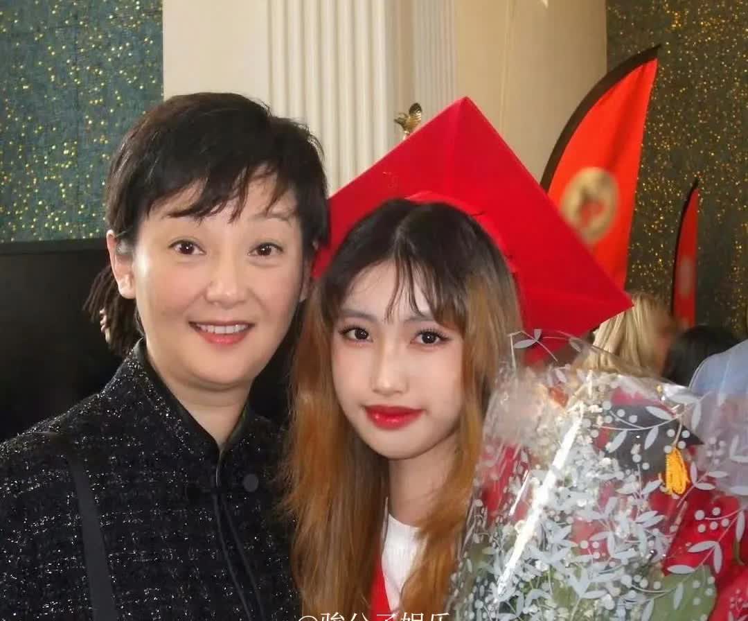 冯小刚收养的女儿徐朵最近高中毕业了，冯小刚的妻子徐帆特地飞去美国参加了她的毕业典