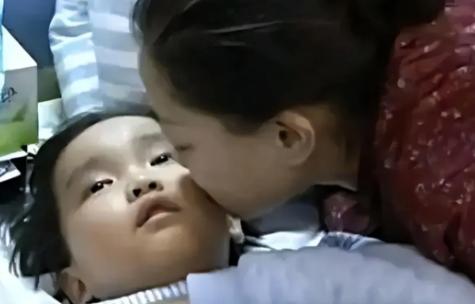 2014年，湖北周女士移植了自己7岁儿子的肾，最终重获新生，而她的儿子却离开了人