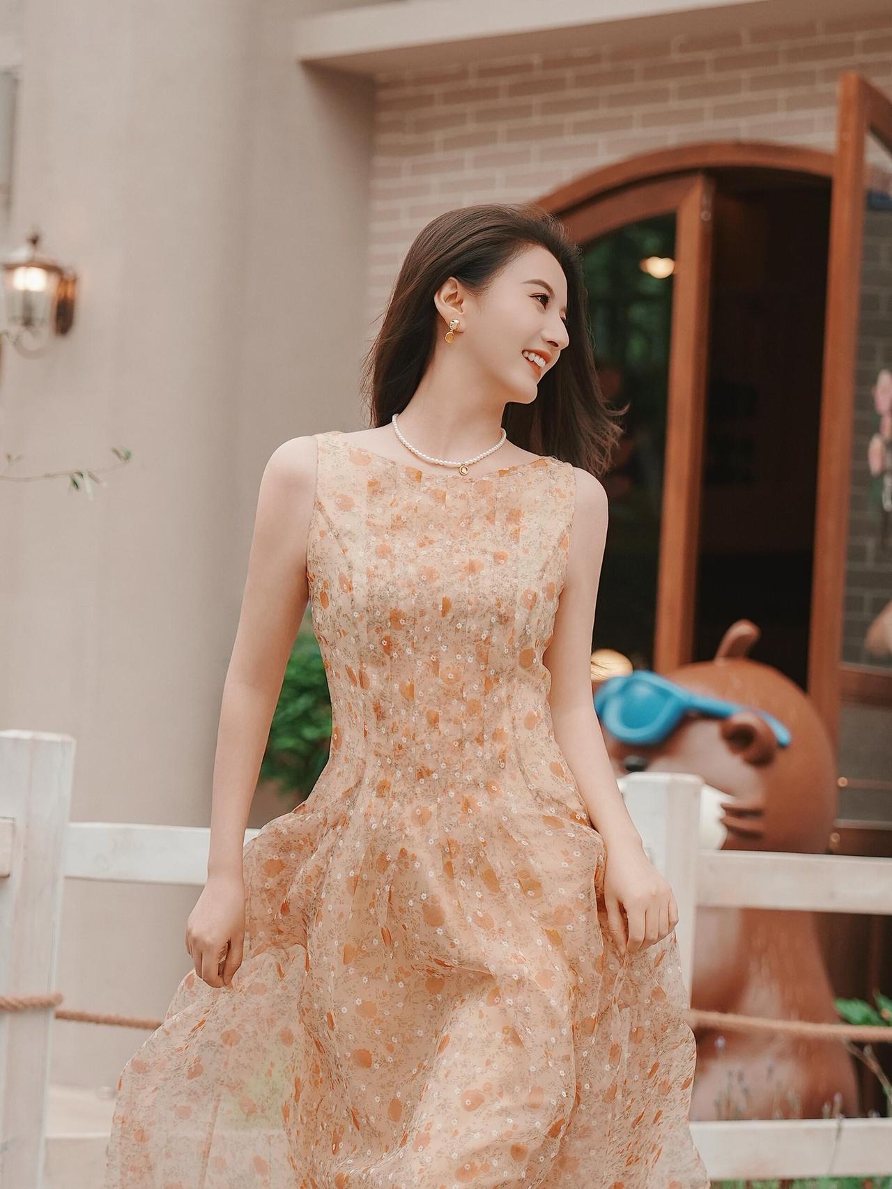 有气质的女人给人什么感觉换上温柔碎花长裙，放慢脚步，在温柔小院里接住一整个夏天的