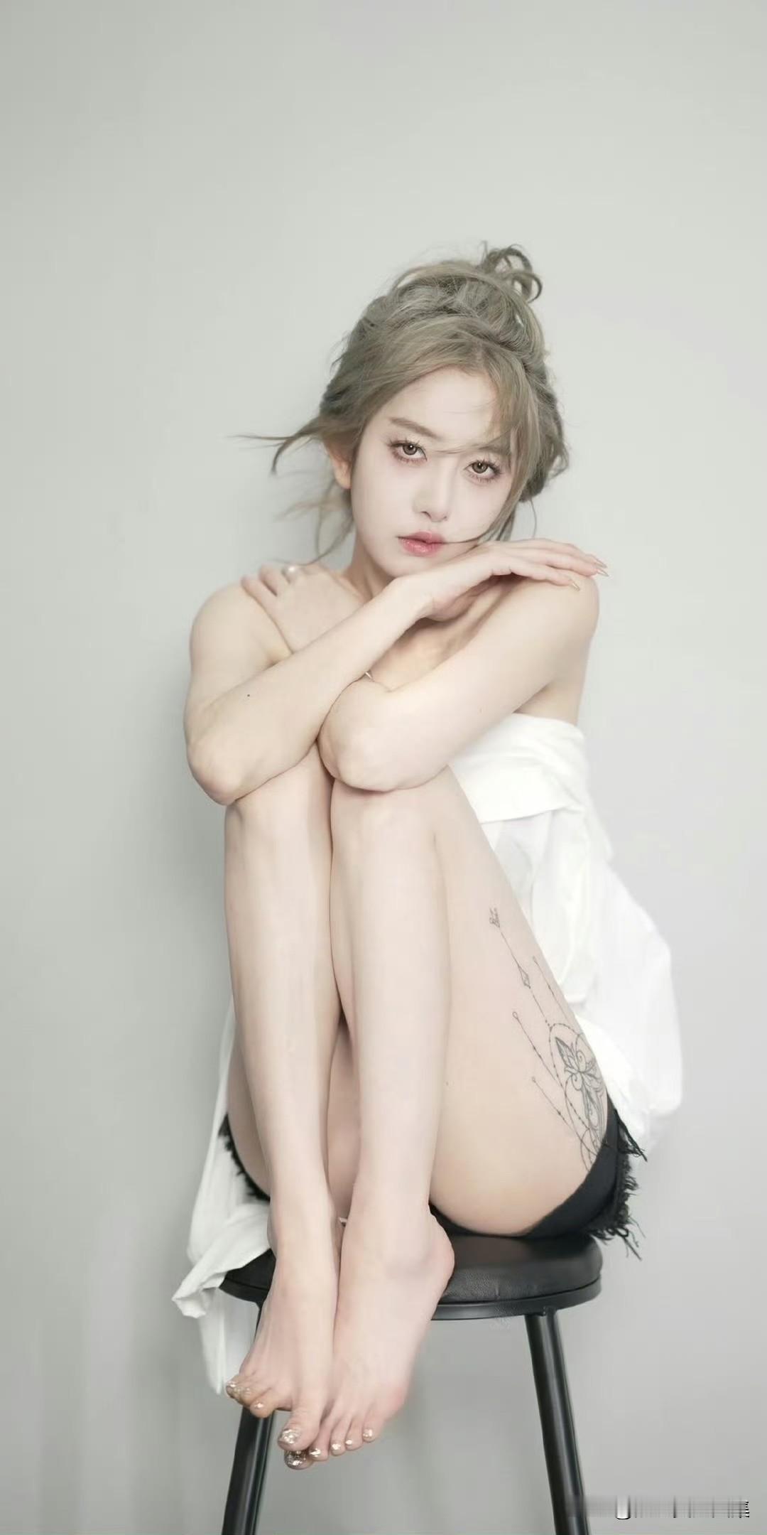 卓仕琳纯美风壁纸18宫格，这样穿搭白衬衣，谁看了不迷糊​​​浅蓝色衬衫穿搭少