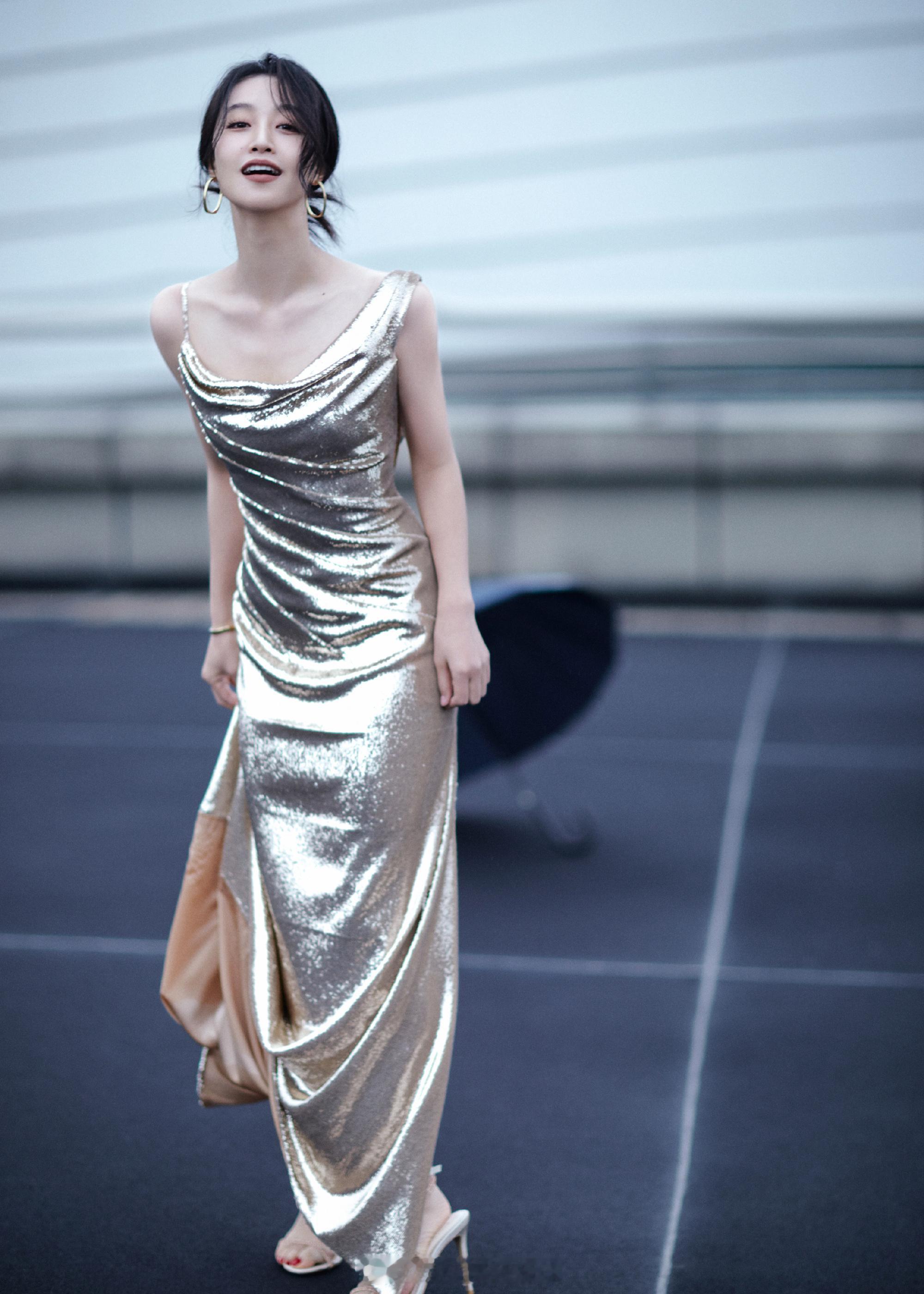 蓝盈莹金色露背长裙