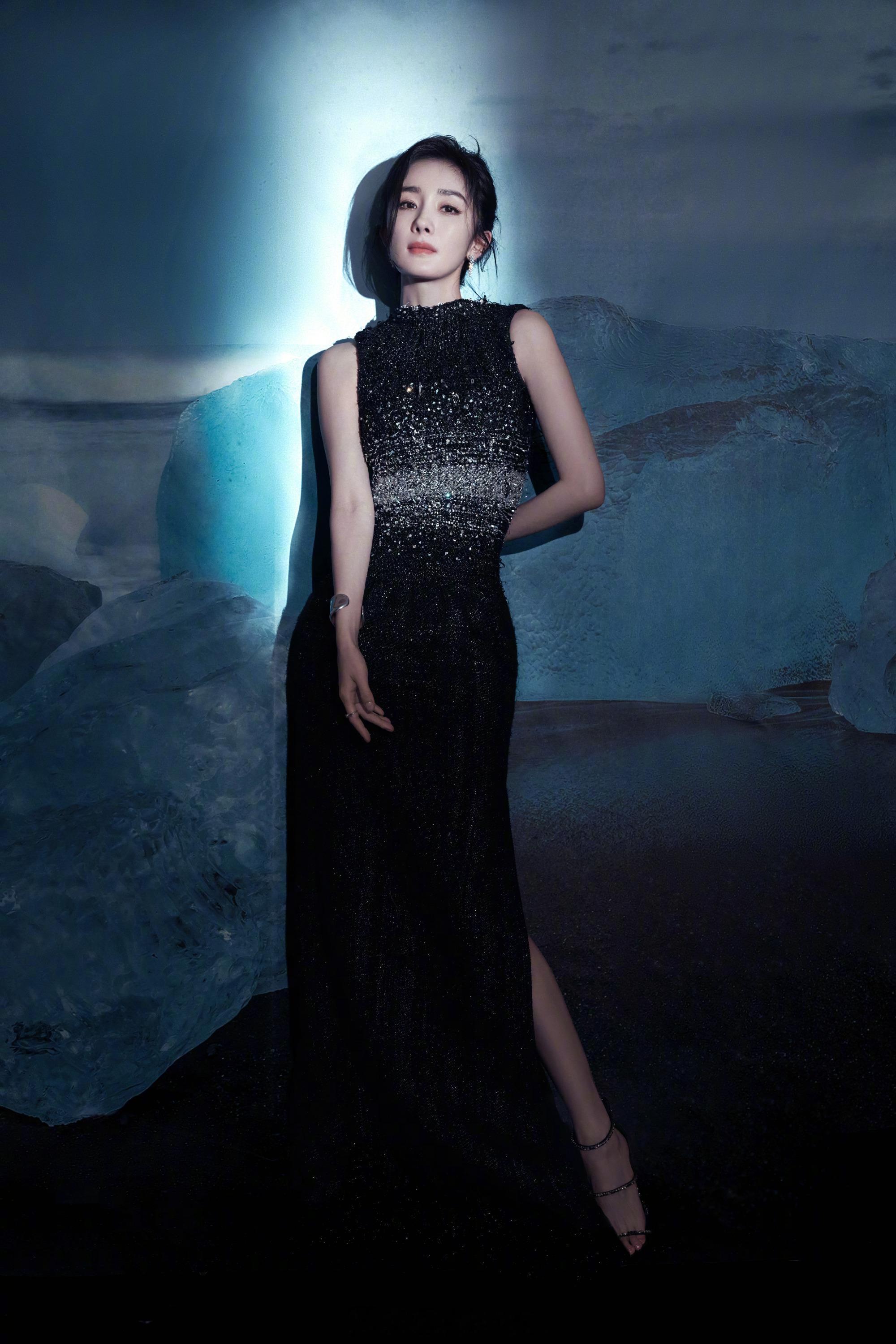 杨幂暗夜星河长裙浪漫迷人