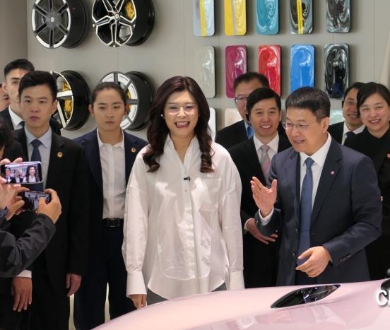 郑丽文访问小米汽车工厂，陪同讲解的是小米总裁卢伟冰，而不是小米创始人、董事长雷军