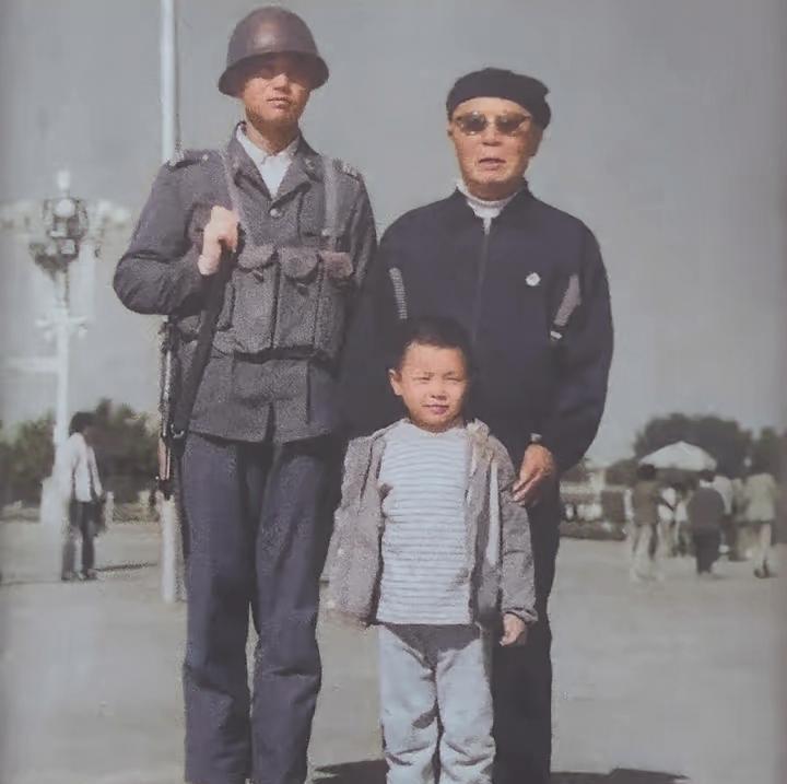 这是当年国庆之际的天安门广场，开国上将吕正操将军带着小孙子来到天安门广场游玩，这
