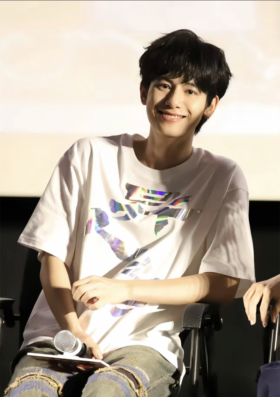 胡先煦哪有老公啊别找老公在哪了！这不是在这吗胡先煦这样对我的眼睛很好！！怎么能