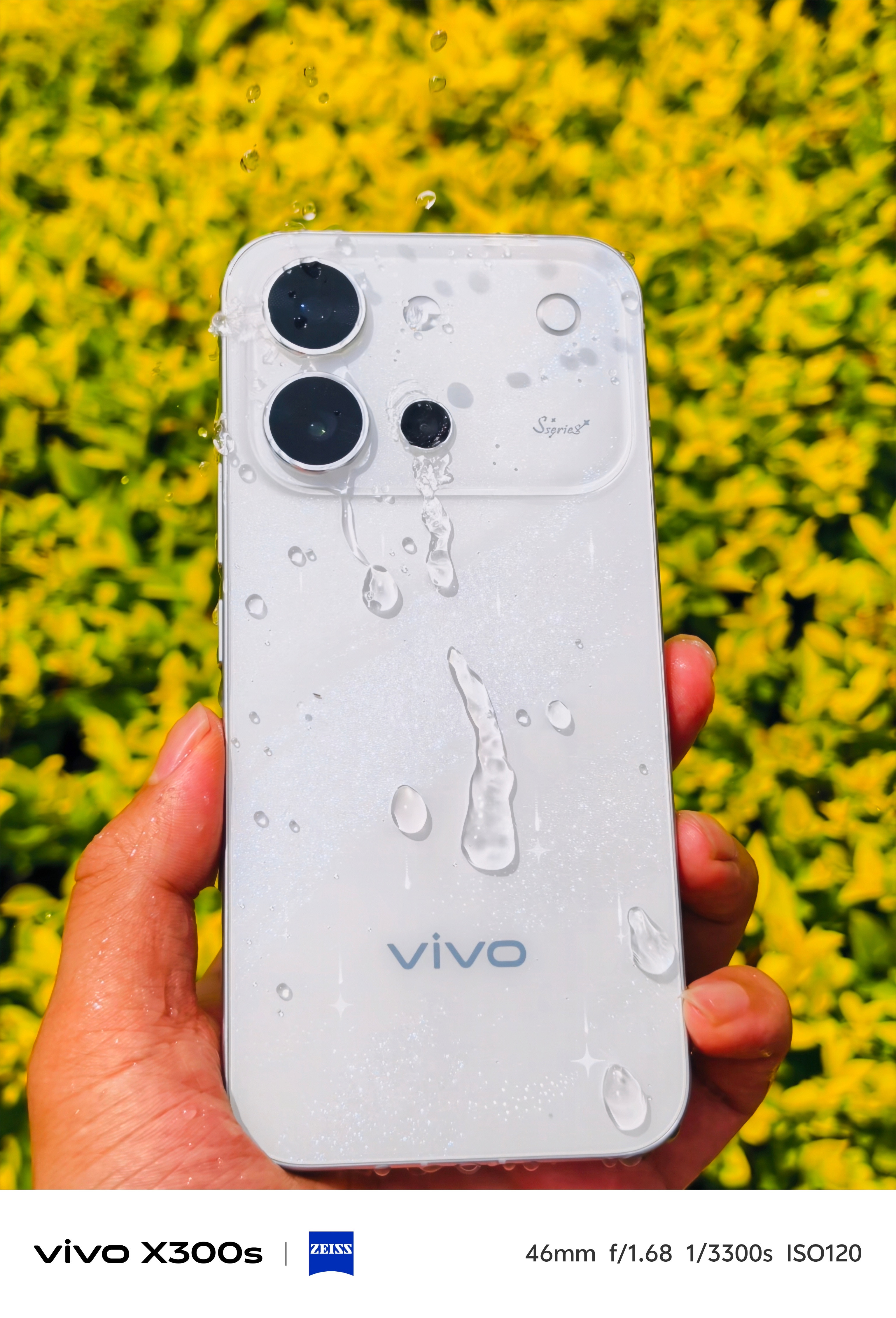 vivoS60星星海新机上手！白色背板+细碎闪粉，水珠划过在光线下是真的能看