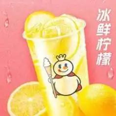 蜜雪冰城一杯4块钱的柠檬水一年卖了11亿杯。 江苏一个超市老板发布视频称，大