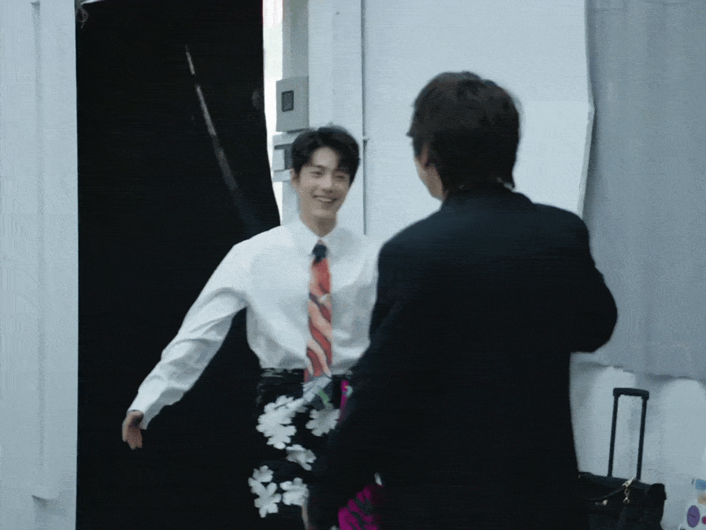 肖战的花裤子自带热搜体质！别人穿是菜市场大爷，他穿是行走的画报，帅得太不讲理！肖