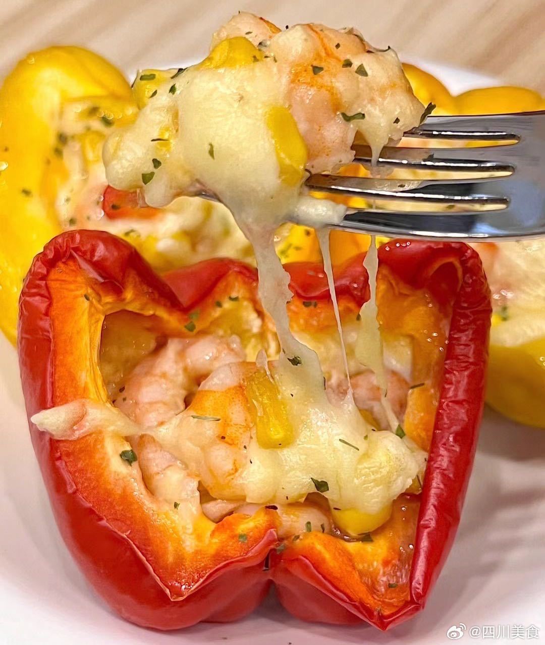 乖乖的双色彩椒，甜脆可口，热量超低，是蔬菜中的维C之王，吃法多样，很适合控制体重