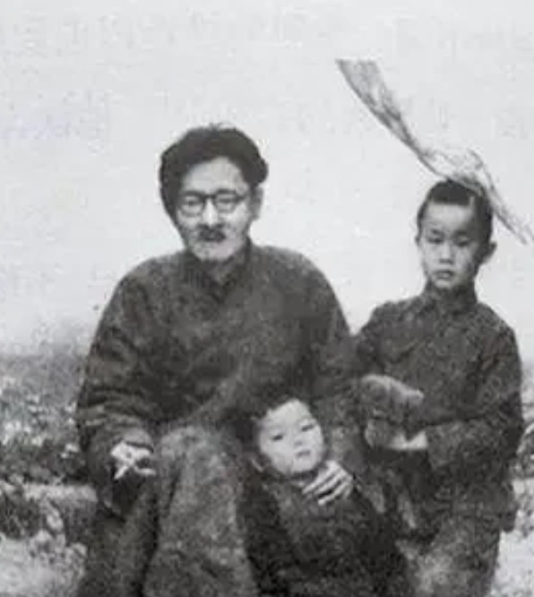 1928年11月，蒋介石到安徽大学视察，与时任安徽大学校长刘文典吵架，蒋介石狠狠