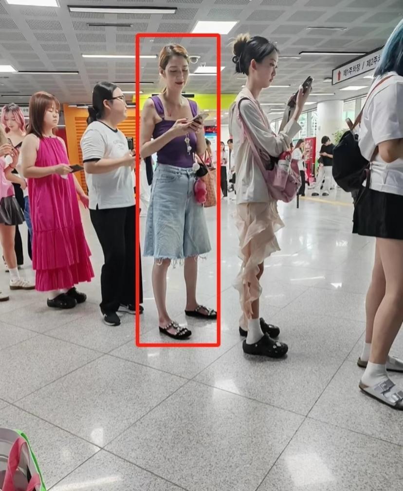 洪欣本人竟然长这样？人这么瘦脸这么小普通人中一眼认出而且快50了吧还能