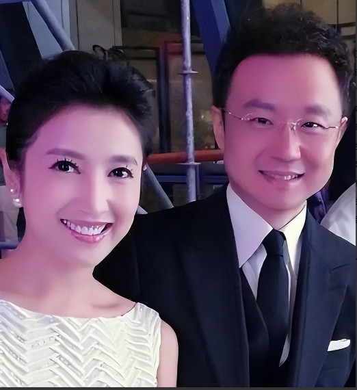 2017年，著名主持人刚强向春妮求婚，春妮说：“结婚可以，但我要丁克，我不会给你