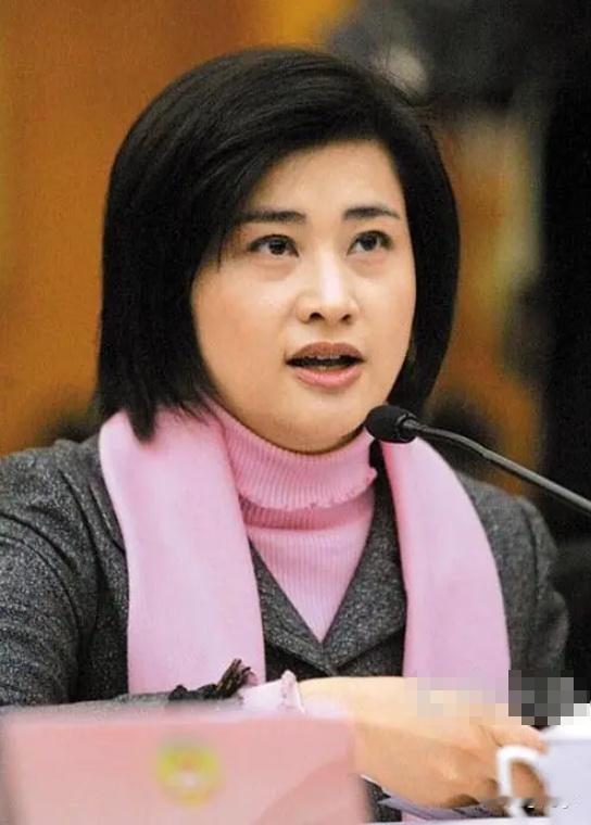 2000年，知名主持人吴小莉来到浙江，见到了自己同父异母的哥哥，她见哥哥家徒四壁