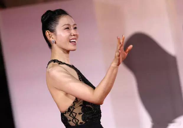 分享娱乐分享娱乐孙艺珍穿蕾丝纱裙秀好身材对镜打招呼状态超好​​​