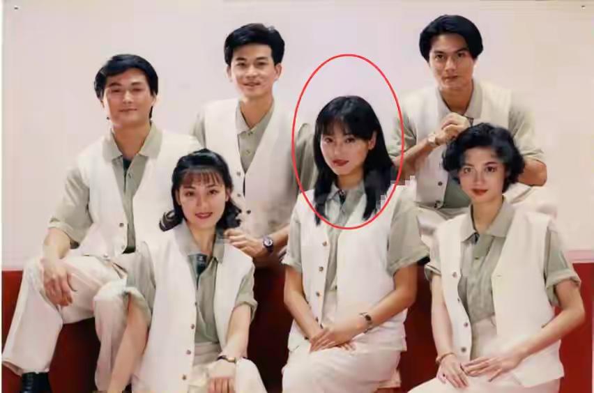 岁月匆匆，图一的张延青春写在脸上，图二的她有着婚后女人的成熟。