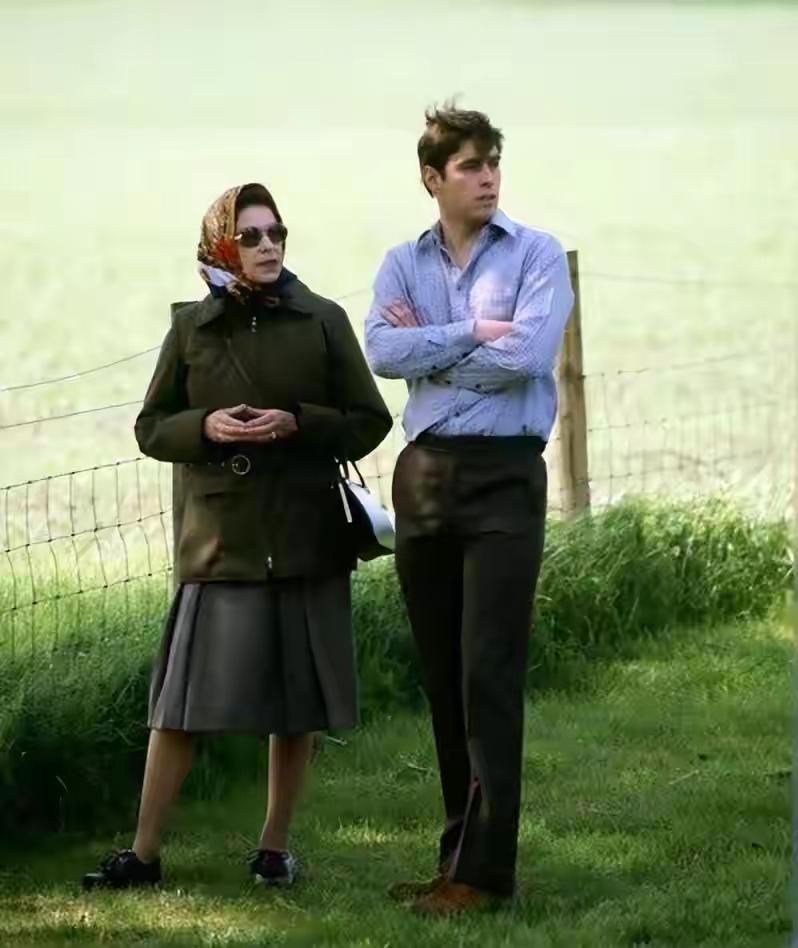 女王和安德鲁王子温馨一瞬间，女王美貌基因没有浪费，这个儿子比查尔斯好看多了。可惜