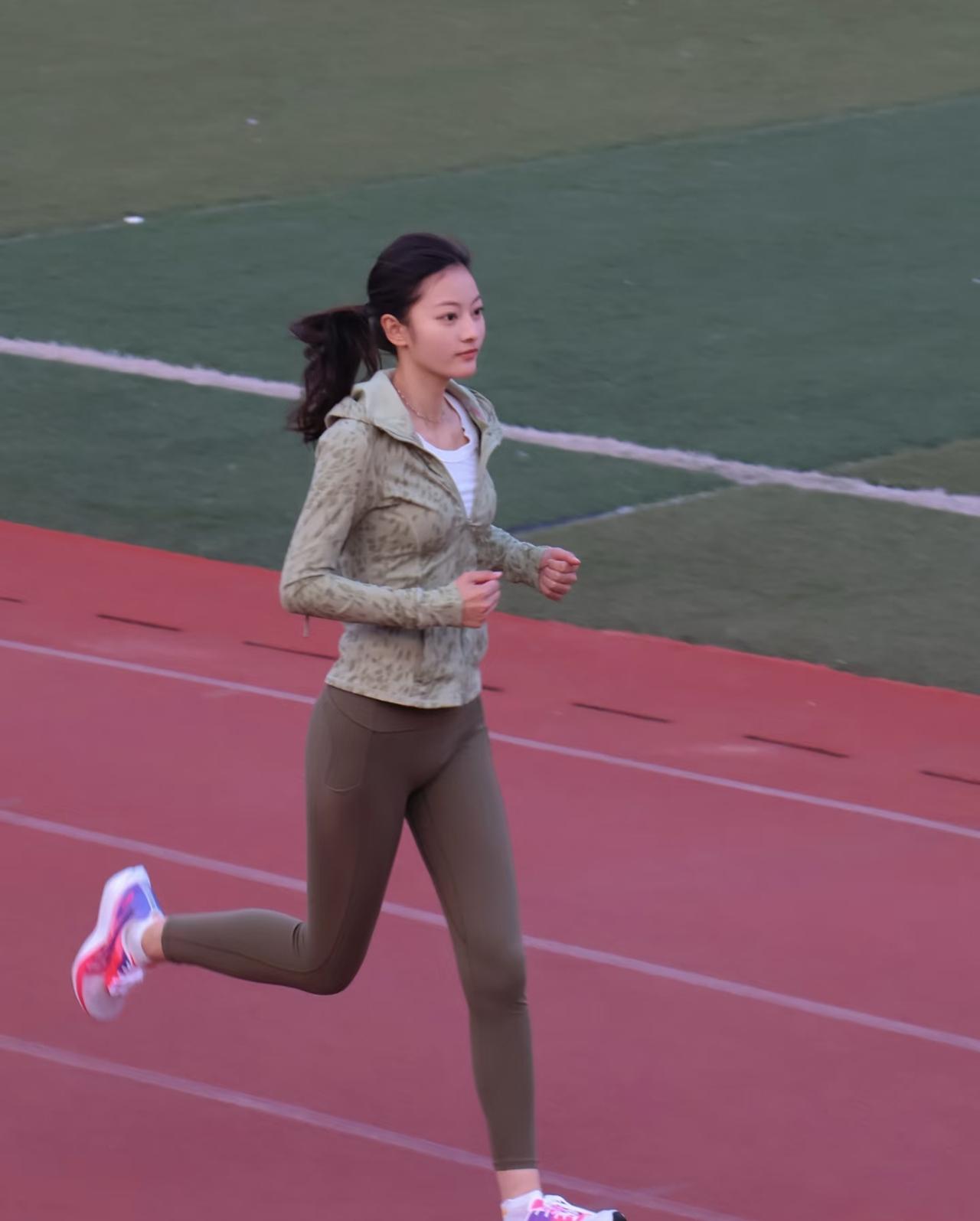 不要逞能，跑量越多，反而对身体越有害。每个月跑多少公里是最合适