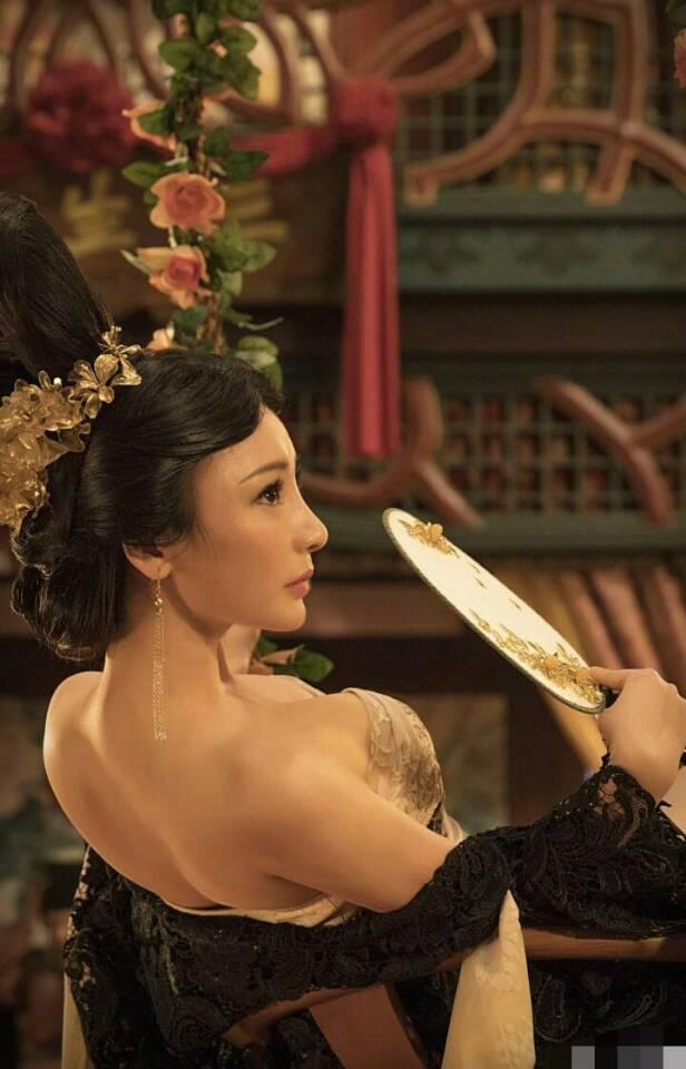 柳岩奇门遁甲扮相太美网友好怕衣服掉下来