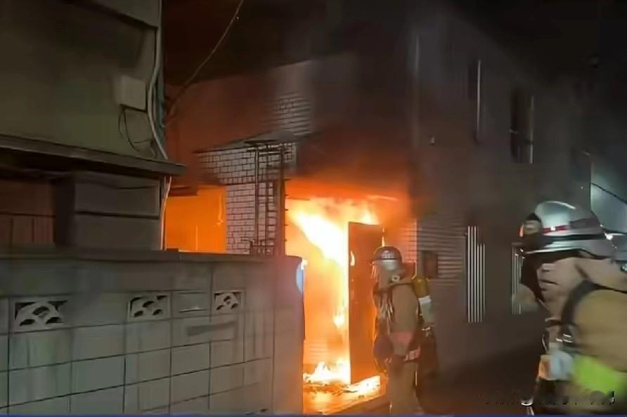 汕头火灾邻居听到有人挥舞衣服求救，声音都喊劈了！抬头就看到对面火势凶猛，仅仅一分