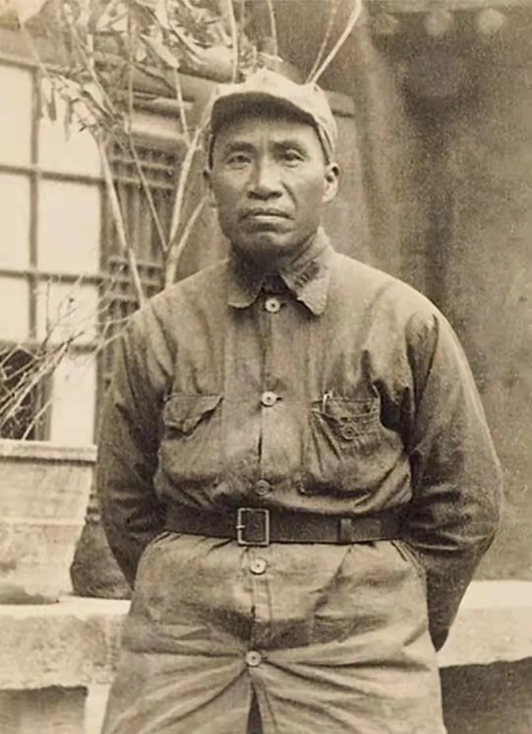 1929年，朱德跟妻子正在用餐，忽然，十多个敌军破门而入：“谁是朱德！”生死攸