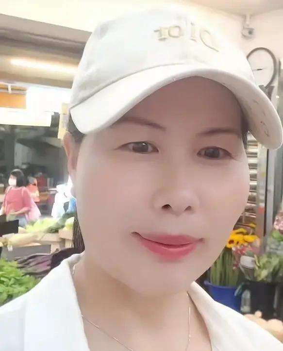 网友发现小杨阿姨也不直播带货了，只偶尔发发自己的视频动态。之前汪小菲都给自己老妈