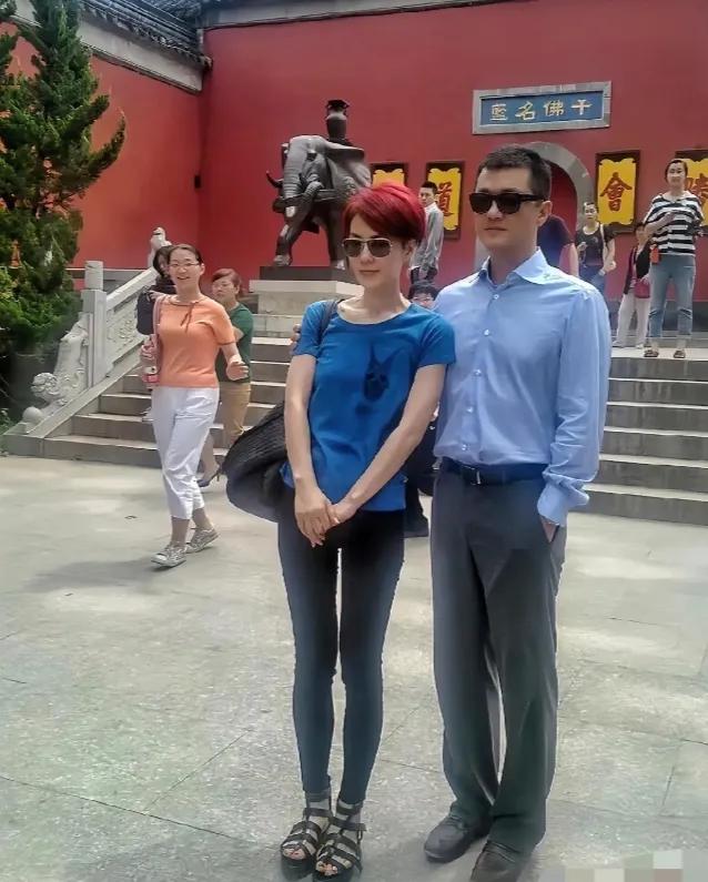 从王菲和李亚鹏的这张合影旧照看当初的他们，应该是相爱的只是后来不知道怎么回事