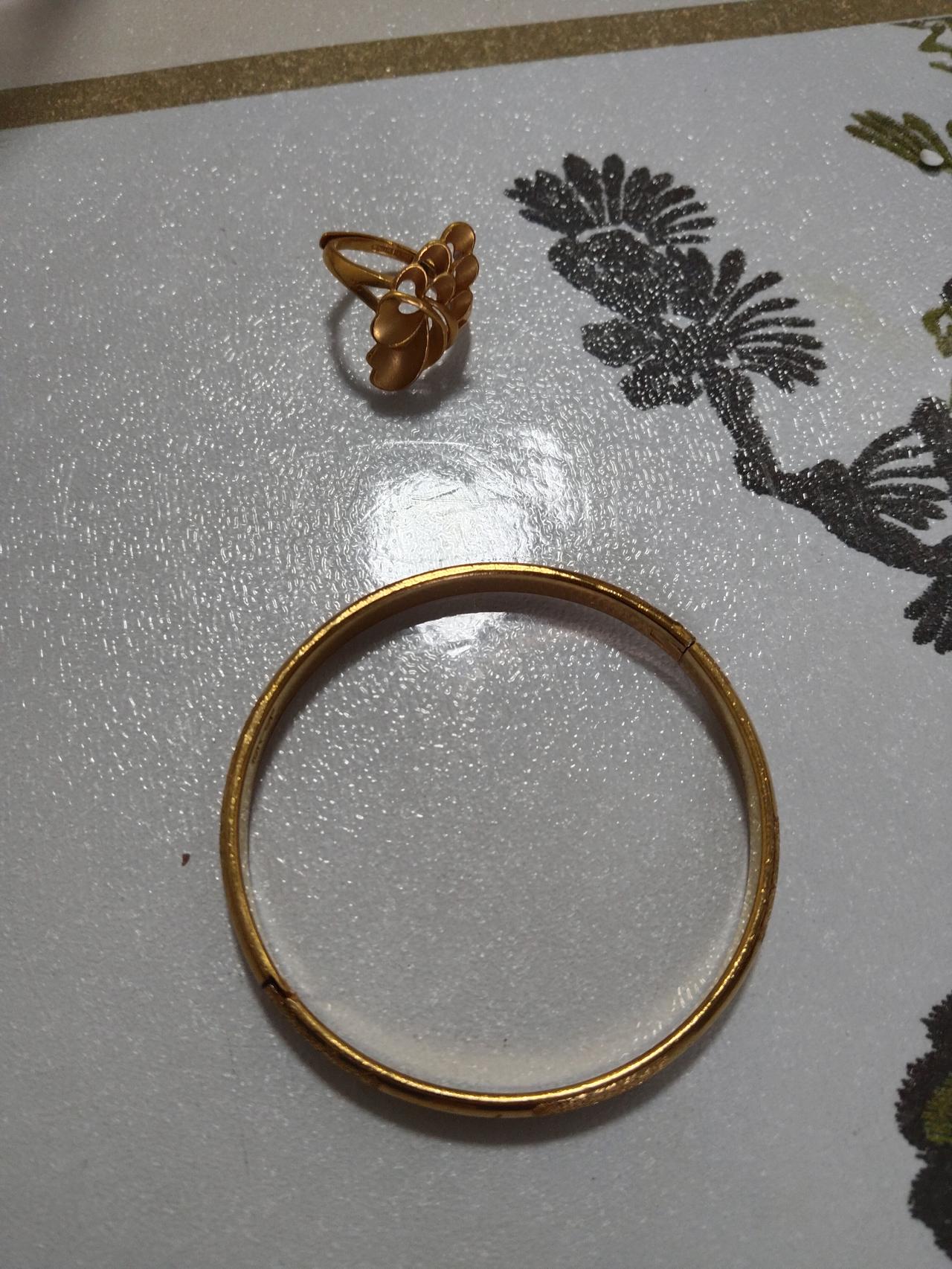 5.9克戒指当初买花了2000，23克手镯当初买花了8000，总共花了10000