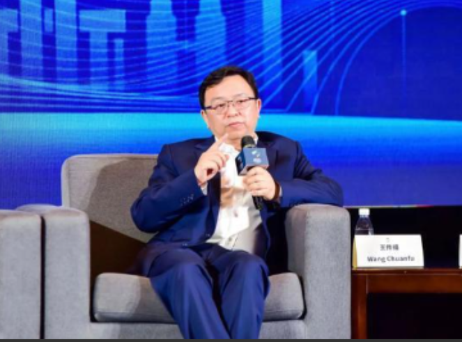 谁能想到，坐拥千亿身家的比亚迪老板王传福，如今依然坚持每周雷打不动干一件事：拎着水果零食，溜达着去隔