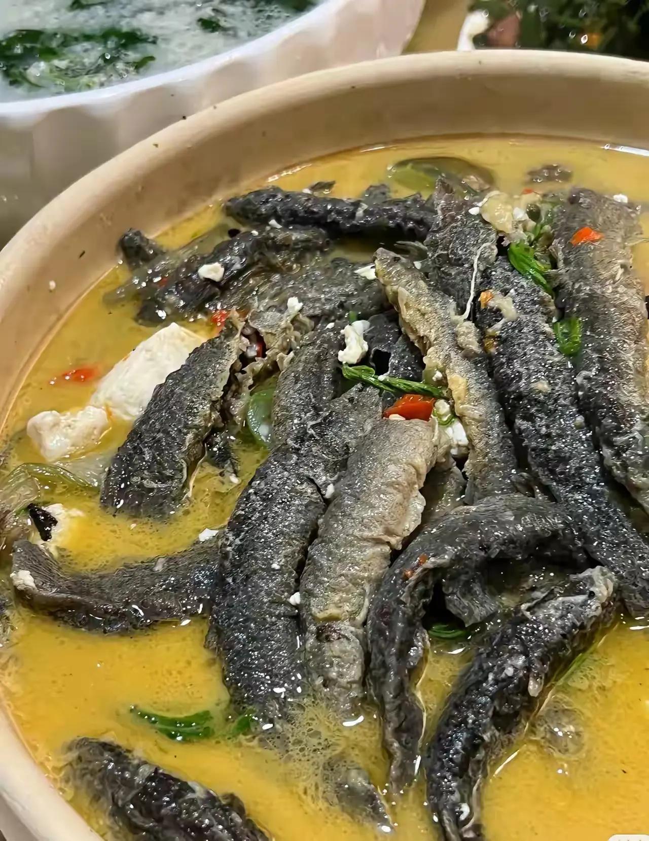 今天陪领导吃饭，点了这道菜，有谁知道这黑黑的是什么东西吗？