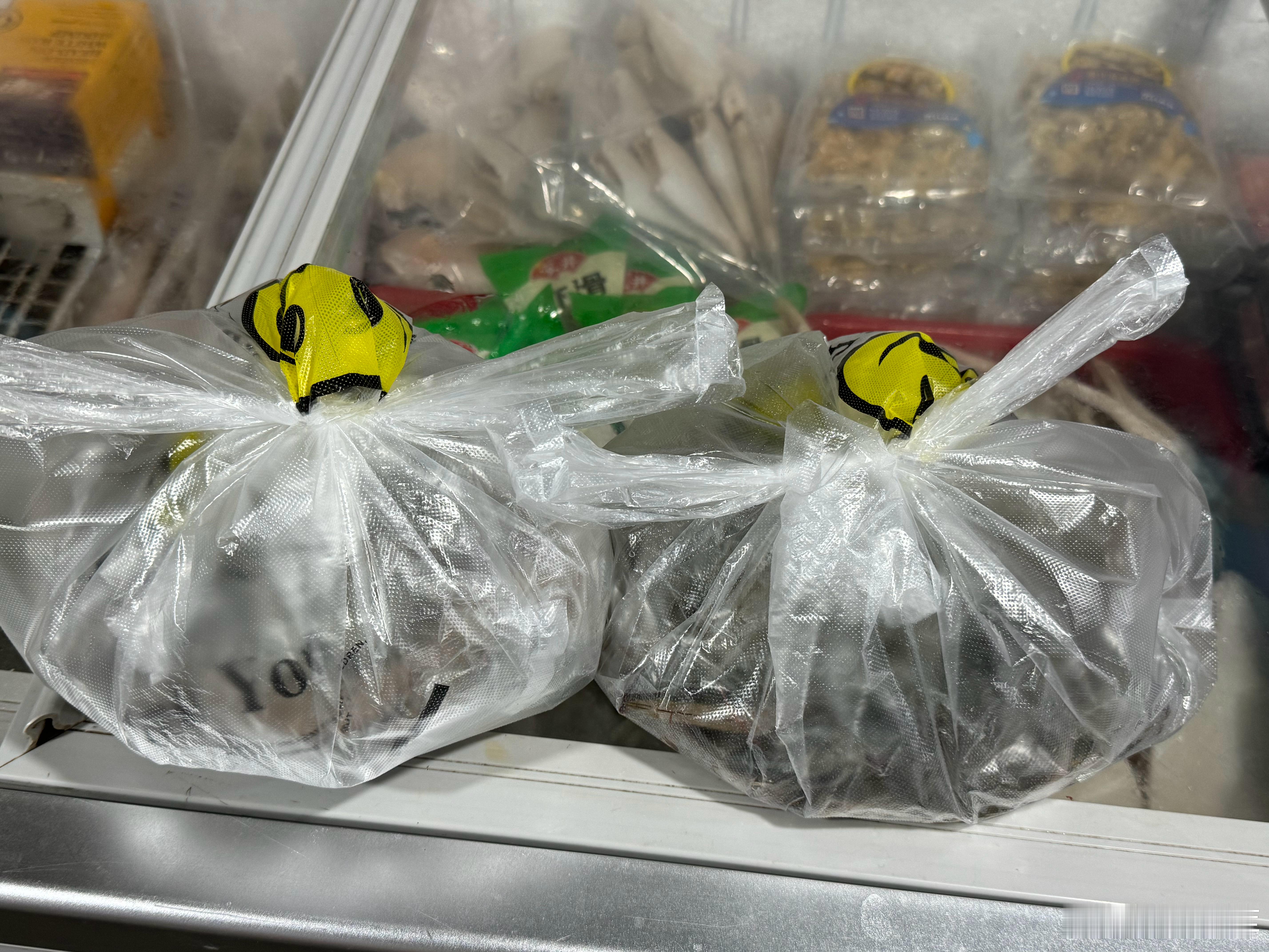 买了两包基围虾一份给人吃一份留着钓鱼