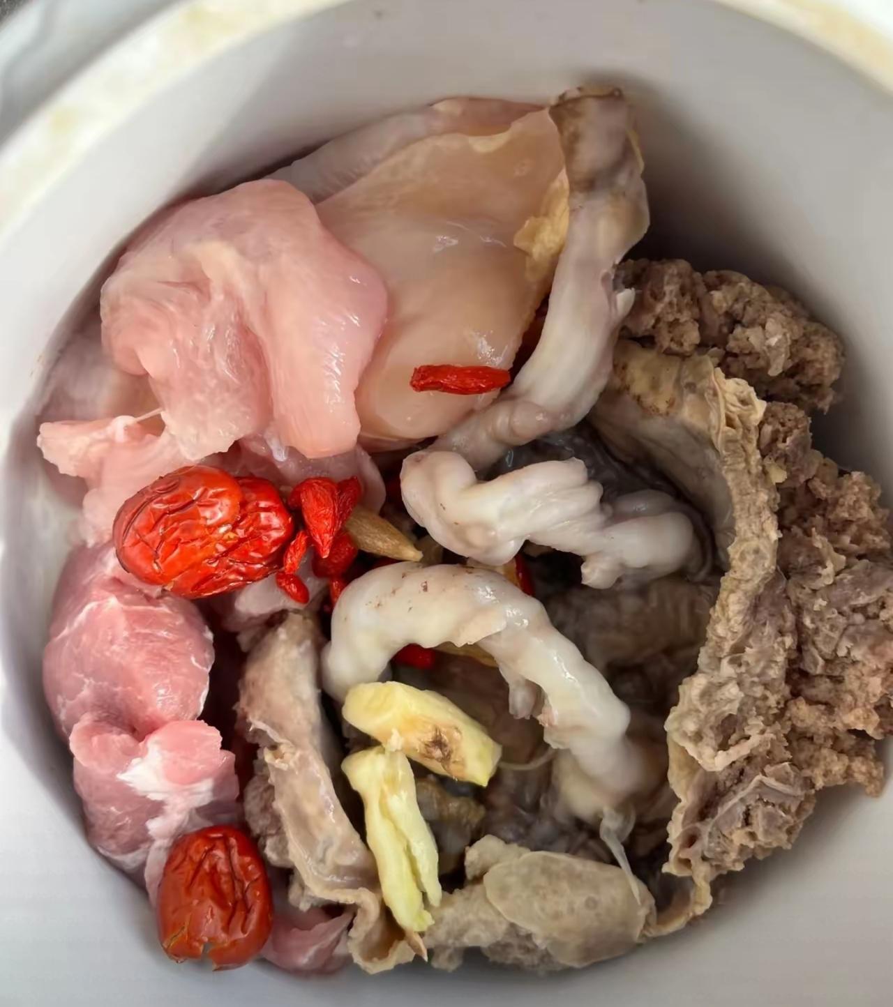 闲来无事有个妇产科医生，每次接生的时候看到是大胖小子就问家属胎盘要不，家属