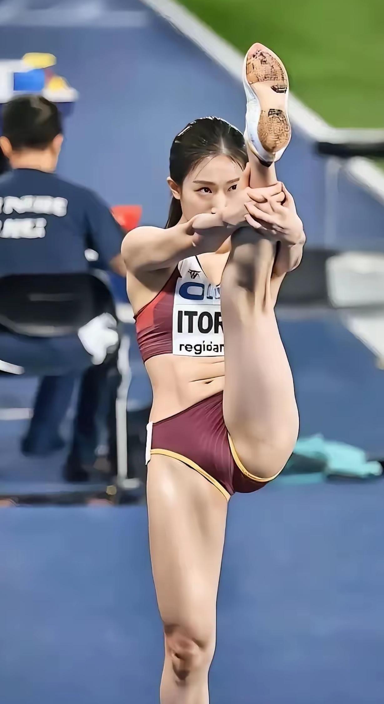 我有个爱写诗的朋友，昨早碰到她，画面把我定住了。她扎着马尾，晨光把发梢挑亮，抱