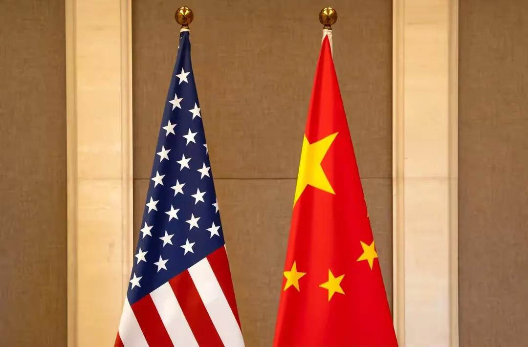 中国海关总署甩出两组硬核数据，直接给中美贸易战画了道分水岭——上半年进出口额飙到