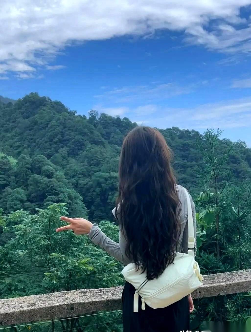“一个两三百的壶就这么碎了？”这是四川一个25岁女孩打碎玻璃水壶，滚烫的水泼了