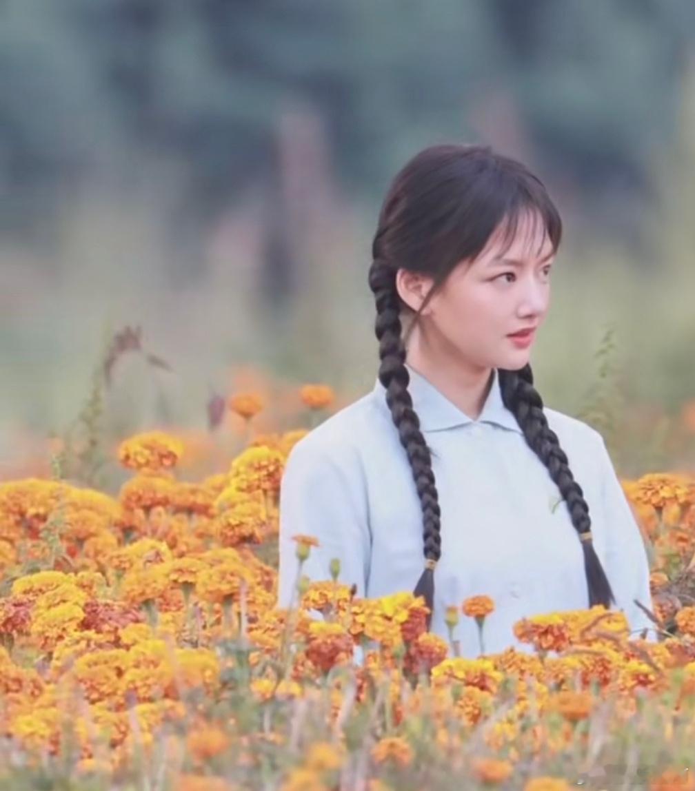 任敏《柿柿如意》许不是路透，花海中俏丽的小姑娘！​​​