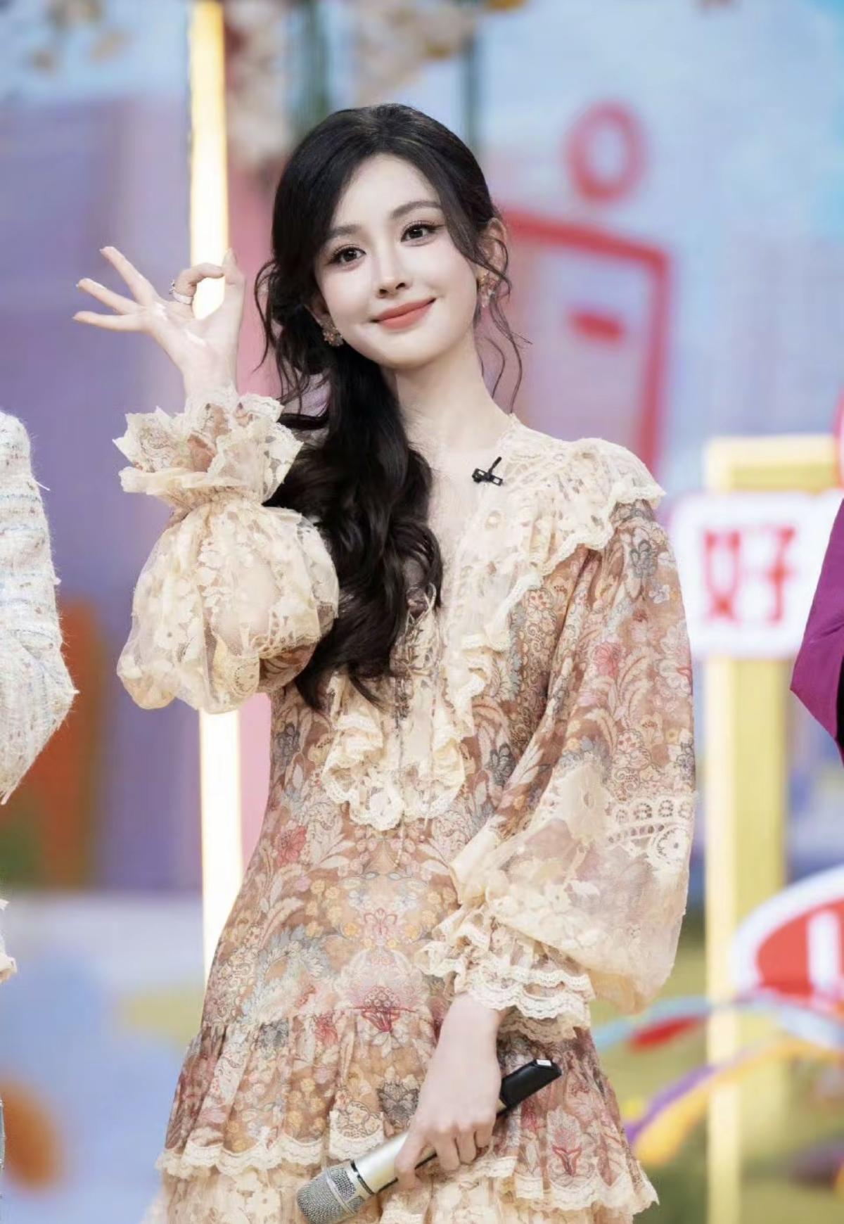 确认过眼神，是从复古画报里走出来的人，古力娜扎这一身暖调碎花蕾丝裙，把优雅与灵动