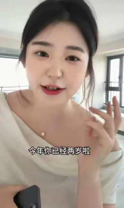 不得不说，黄一鸣给2岁女儿王闪闪过生日，真的夸大了自己对女儿的爱。王闪闪两岁生日