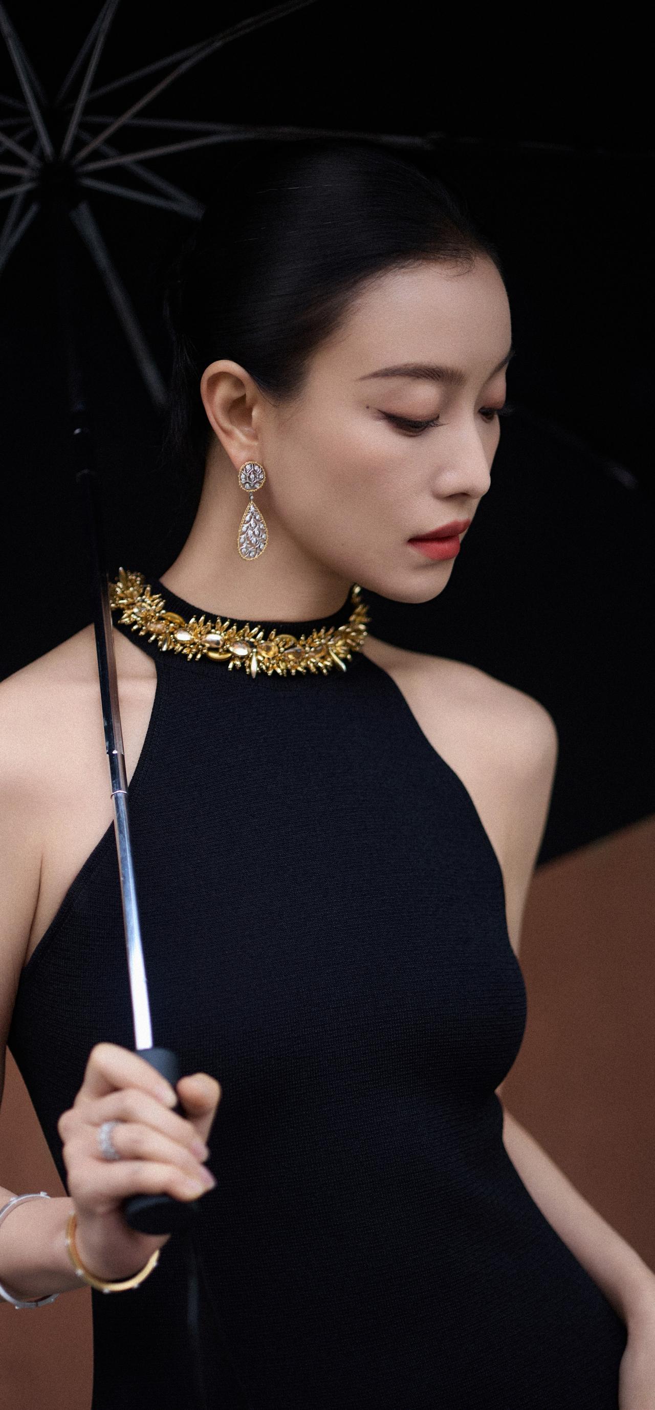 黑为底，韵为魂。倪妮🖤晚礼服👠，从容启程，纵使烟雨漫途，前路自有温润光景🌈