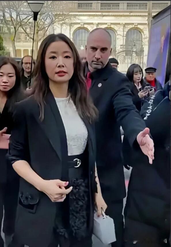 她的脸上，已经明显有了岁月的痕迹，看起来就是普通的大妈了，本人长相一般，根本没有