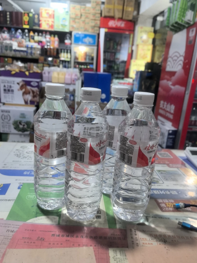 今年生意真难做，今天来了一位顾客，从货架上拿了四瓶娃哈哈水，我说，一瓶2元，四瓶