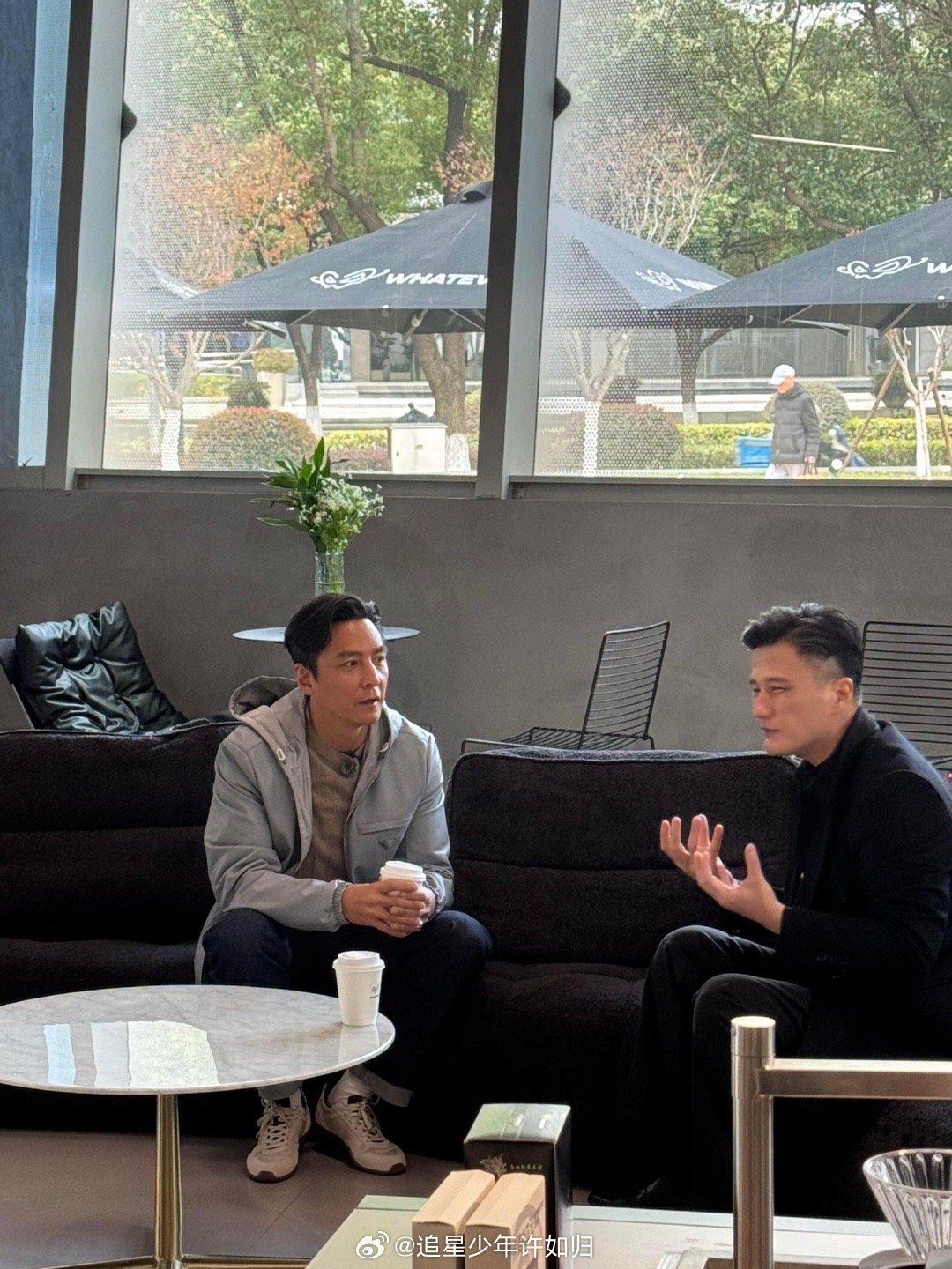 50岁尹子维婚后状态婚后的尹子维像是被幸福泡软了，眉眼间没了以前的锋利，多了份