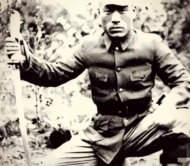 1940年，一名日本军官污辱了伪军年轻貌美的妻子，丈夫回家后，妻子已含恨离世。悲