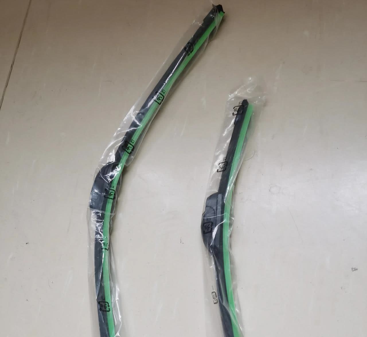 为啥我买的雨刮器是这样的？车子前挡风玻璃的雨刮器坏了，想着自己动手能省则