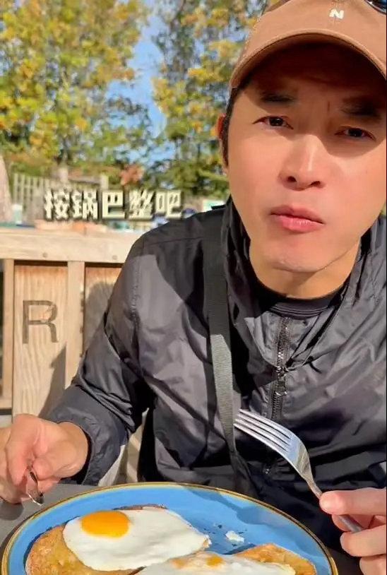 沙溢分享英国陪读日常：早餐简单一片面包加鸡蛋，花费80元，随地晒太阳，惬意十足。