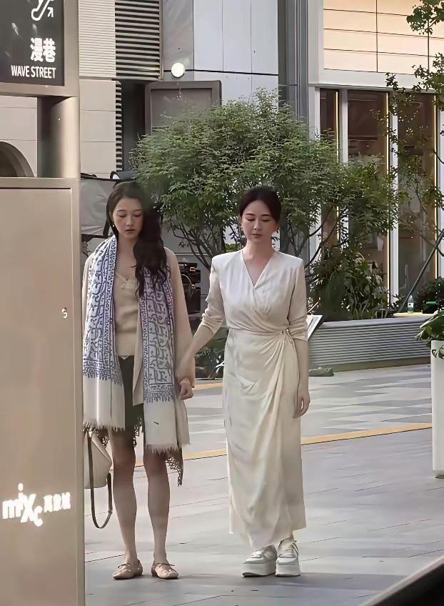 不得不说身高比起身材来说要重要，就算你身材再好，在身高面前总会让别人觉得高一点的