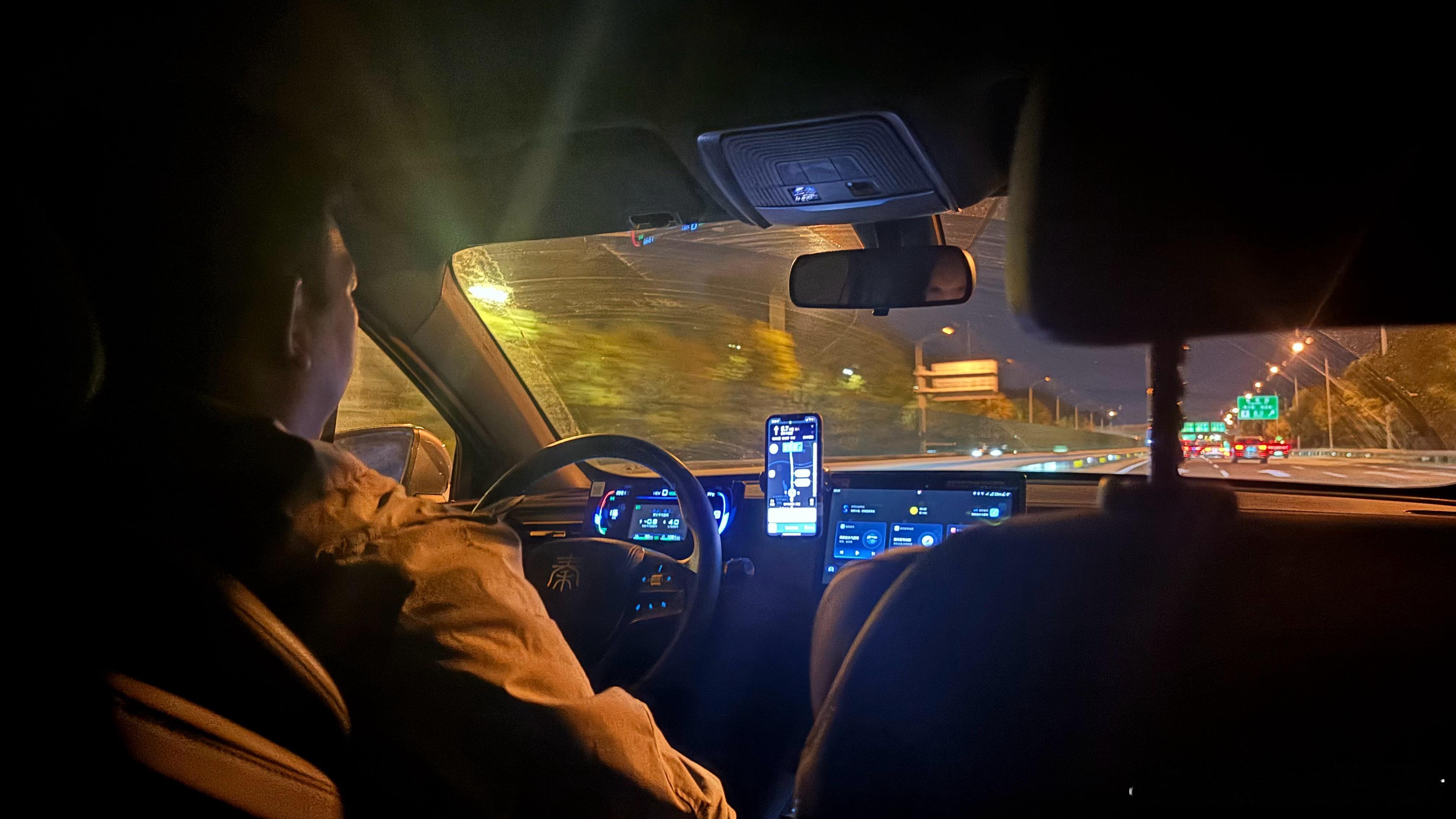 打了辆比亚迪秦Plus，司机今年买的，加上国补连带保险花了六万八。想当年夏利都