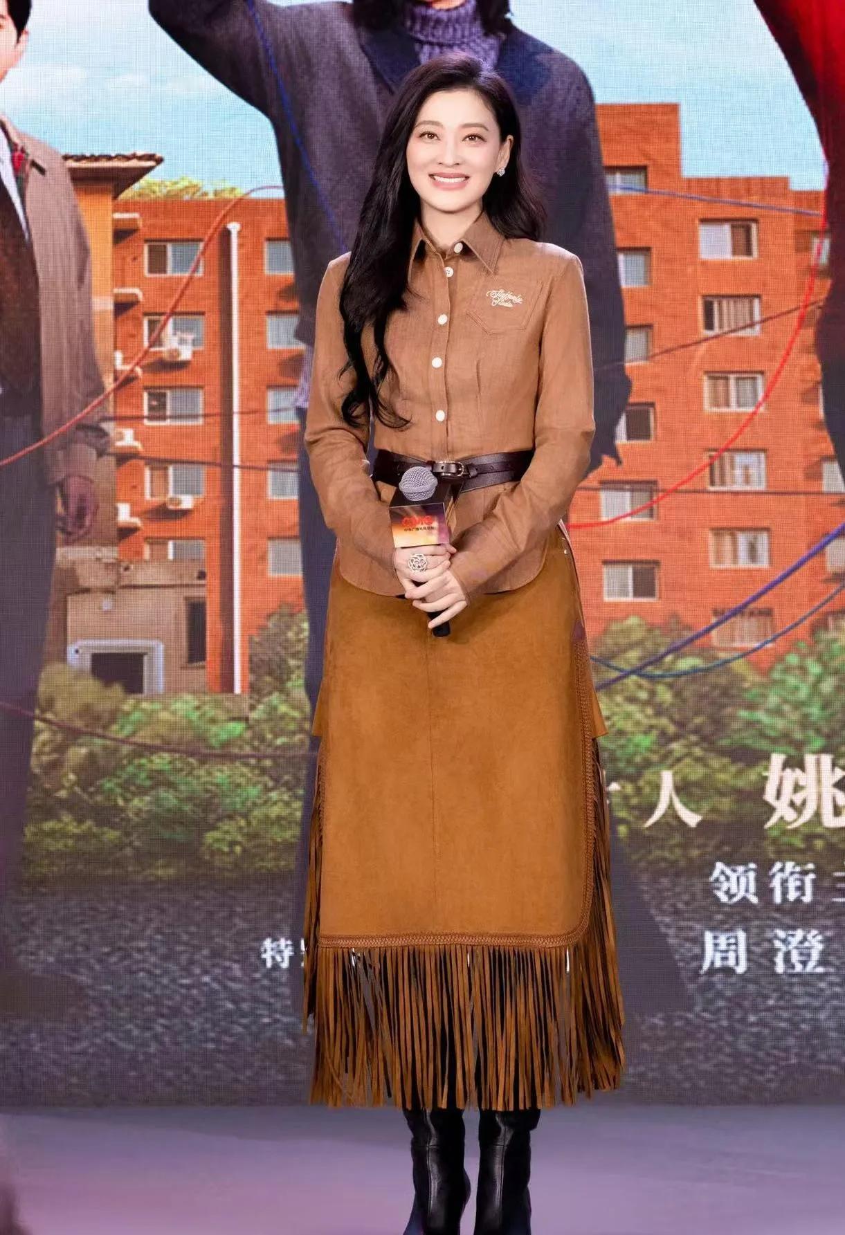 50岁梅婷，把美拉德风穿成了减龄教科书！一件美拉德衬衫，搭配一条流苏半裙和